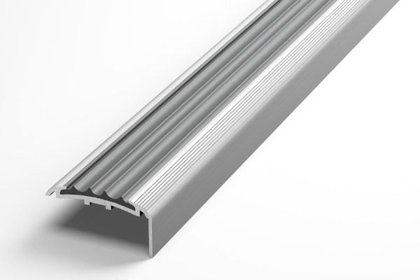 Порог угловой противоскол.алюминий для ступени серебро 20*40*0,9 (ПУ 71.900.001)